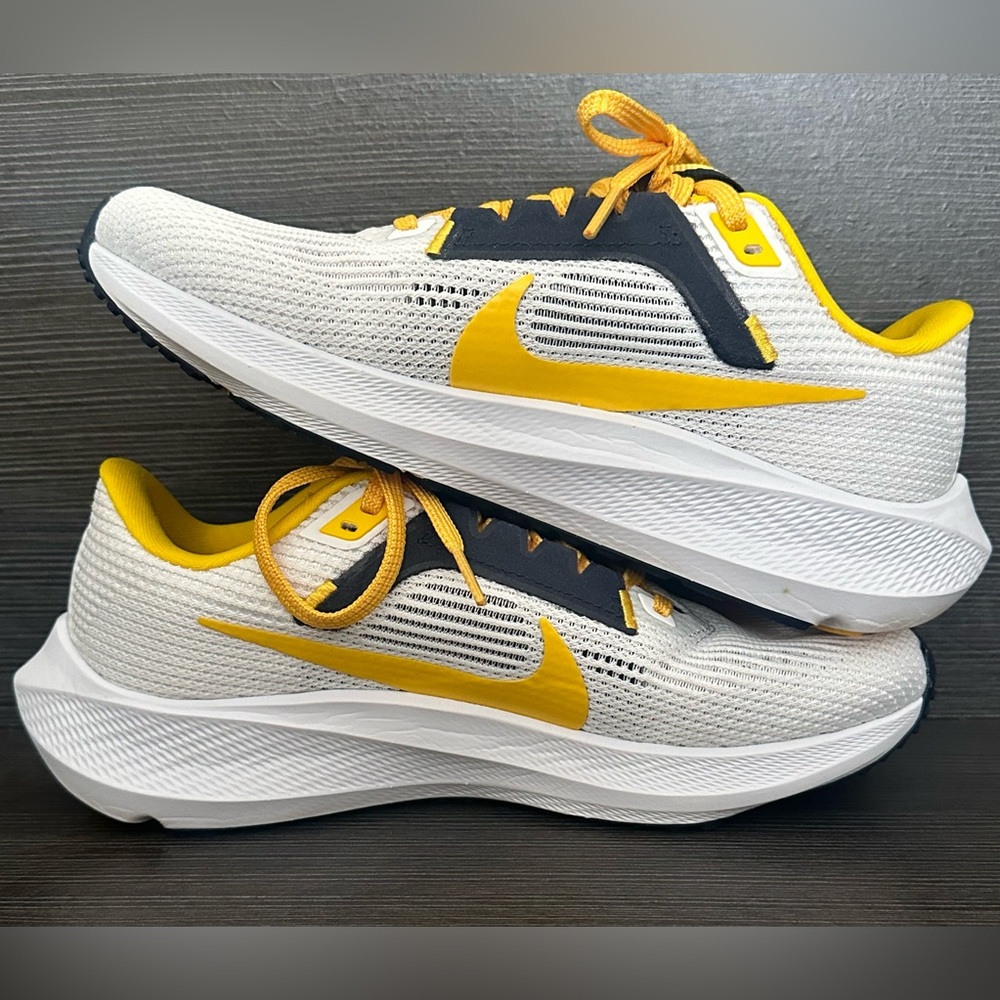 💙Nike Air Zoom Pegasus 40 "Michigan" Running Shoes Size 6.5 W or Men's Size 5💛 - Picture 2 of 14